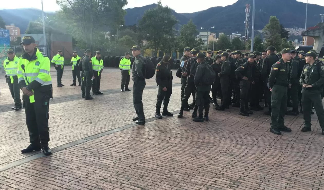 Policías custodiando los alrededores del Campín