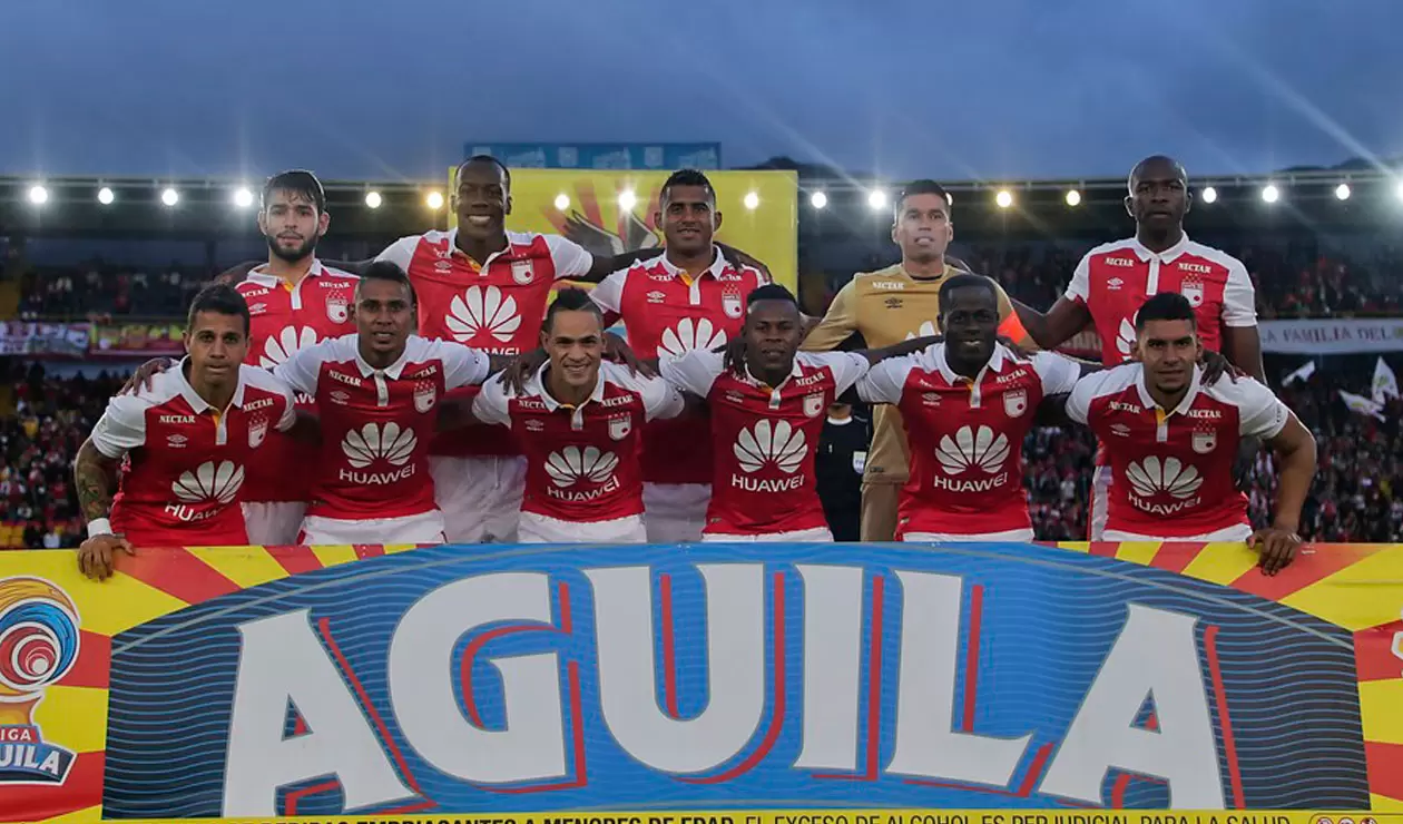 Independiente Santa Fe, formado antes del partido ante Atlético Nacional en la Liga Águila