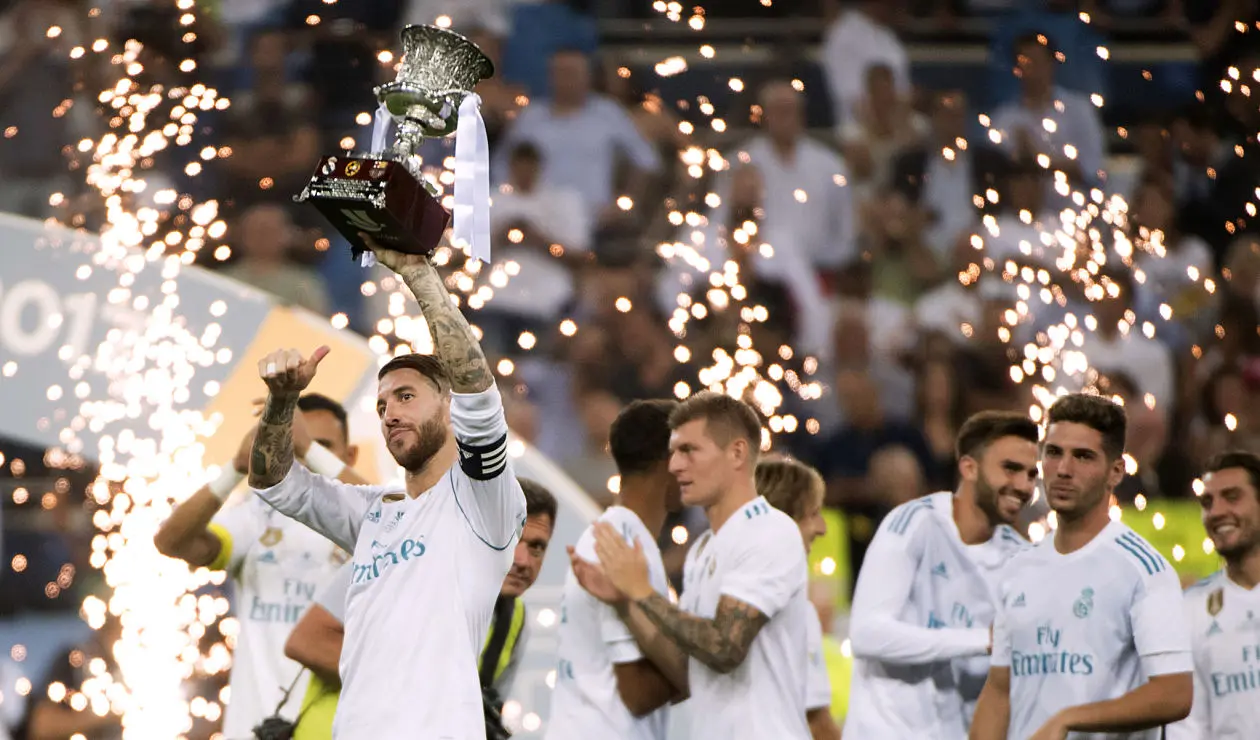 Sergio Ramos levanta el trofeo de la Supercopa en agosto de 2017