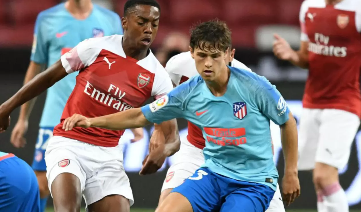 Andrés Solano, juvenil colombiano del Atlético de Madrid enfrentando al Arsenal