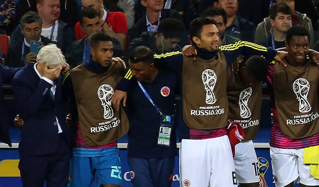 José Pékerman viendo la tanda de penales entre Colombia e Inglaterra