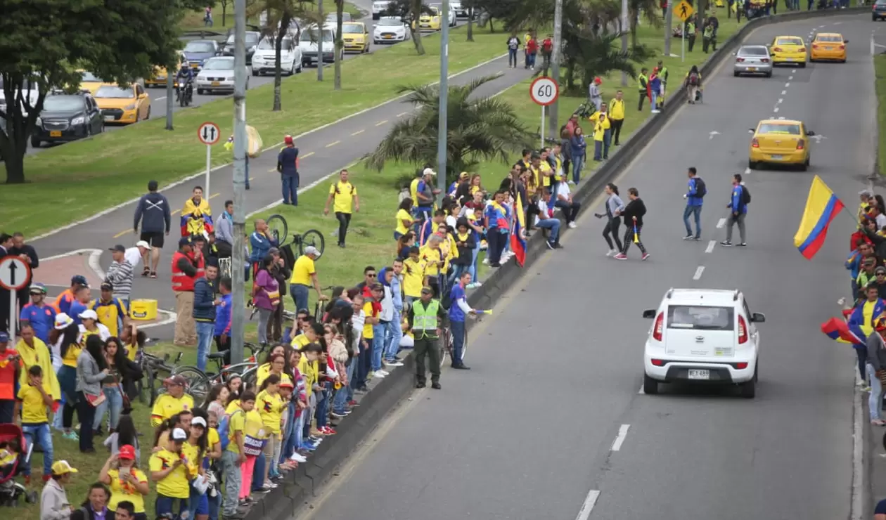 Aficionados colombianos en la calle 26 esperando a la Selección Colombia
