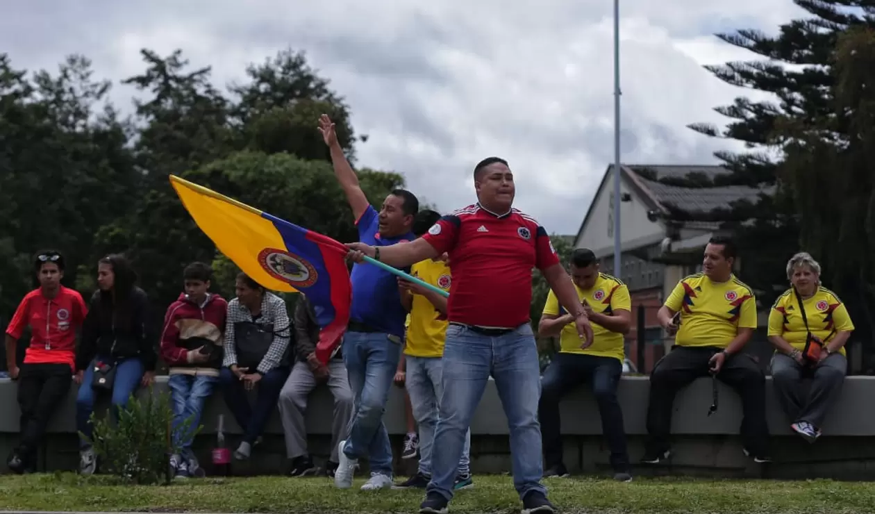 Hinchas de la Selección Colombia esperando la caravana