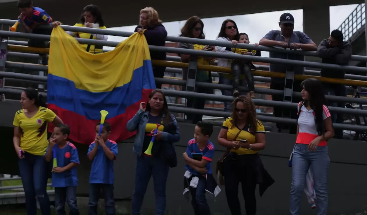 Aficionados de Colombia esperando el bus con los jugadores