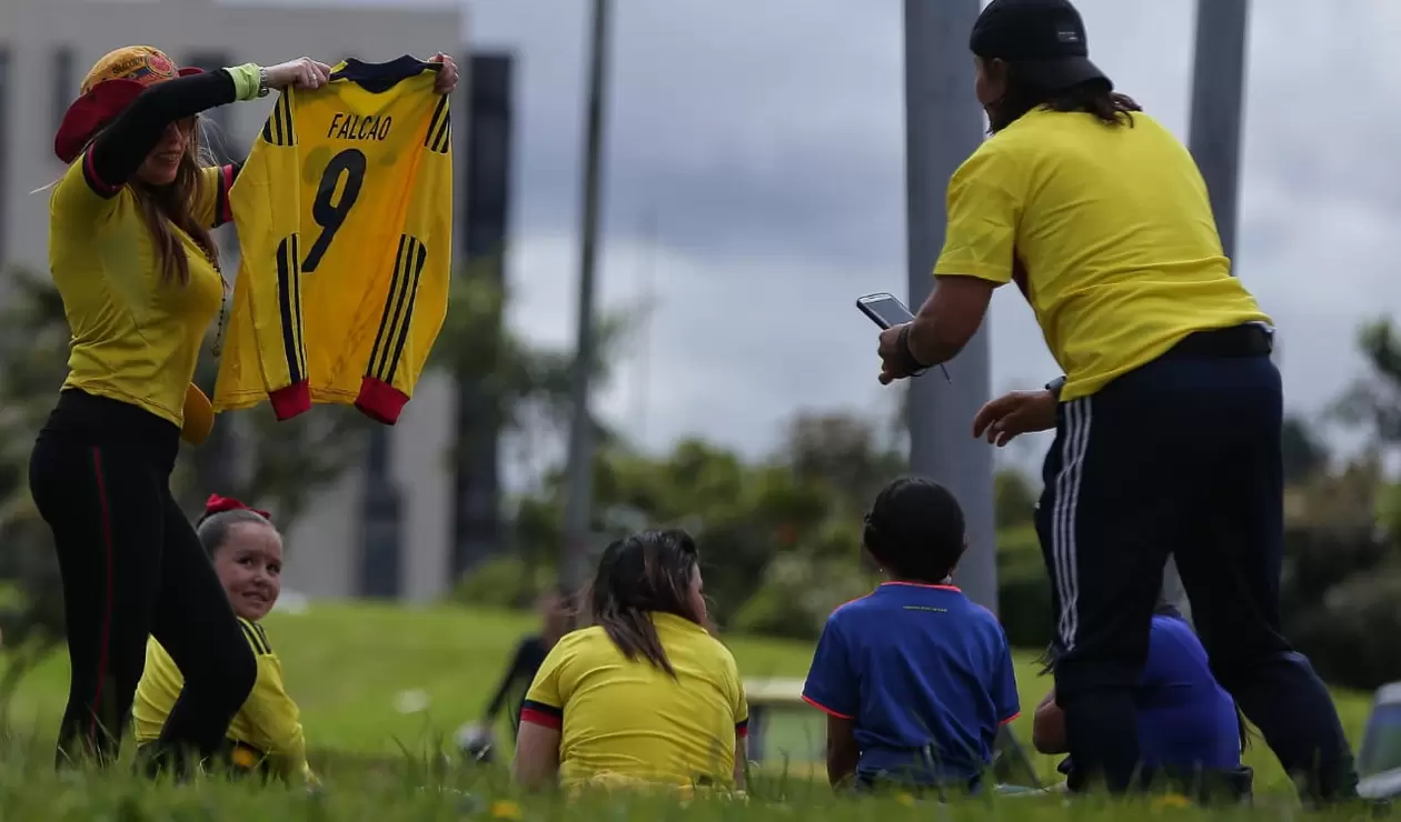 Las familias esperando a la Selección Colombia en la calle 26