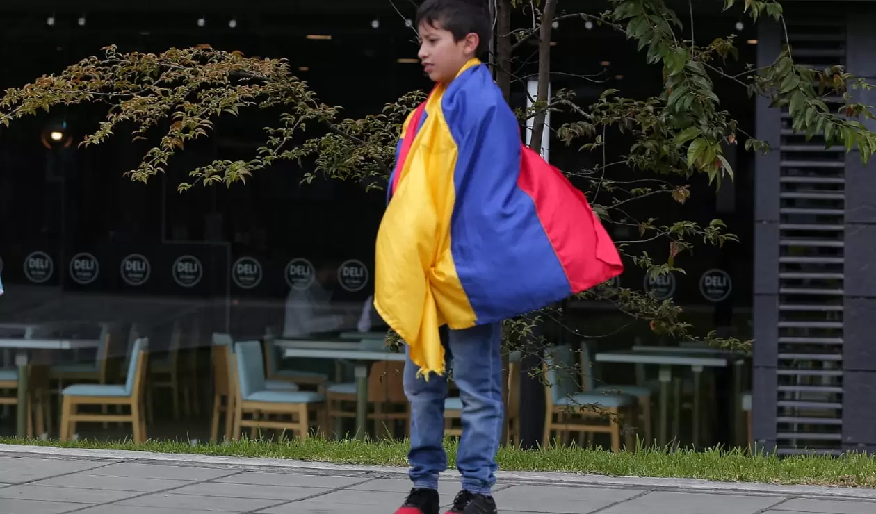 Los niños se hicieron presentes en las calles de Bogotá para recibir a los jugadores de Colombia