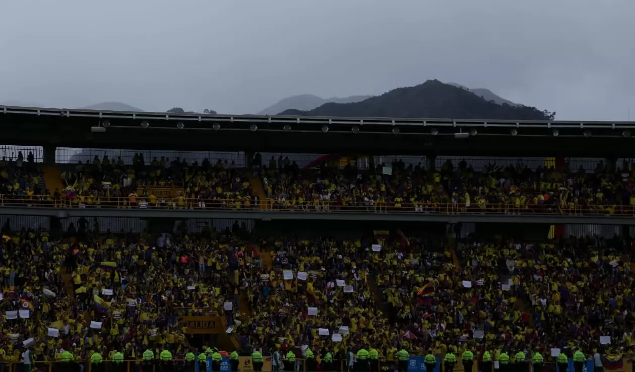 Aficionados de la 'Tricolor' esperando a la selección en El Campín