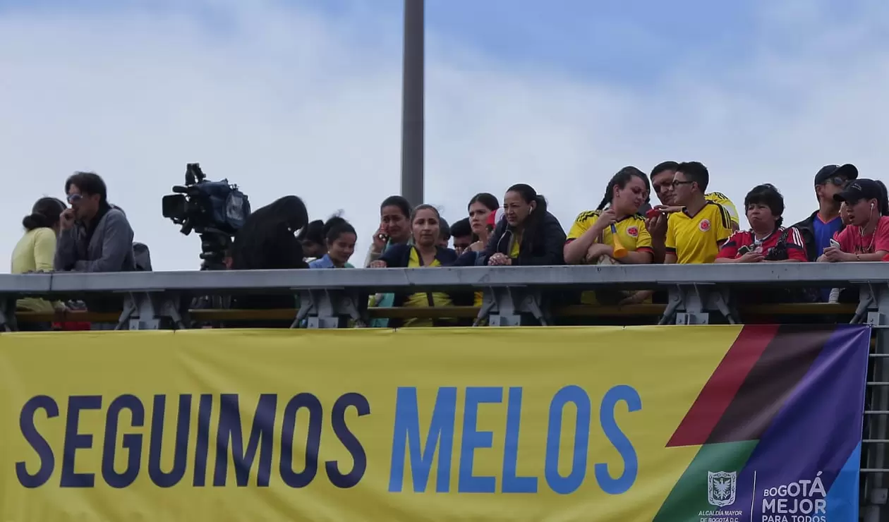 "Seguimos Melos" la pancarta que recibe a los jugadores de Colombia