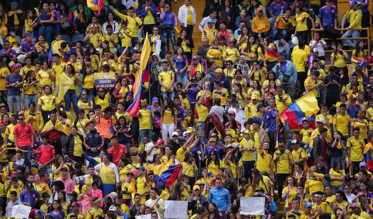 Hinchas colombianos listos para el recibimiento de la 'Tricolor'