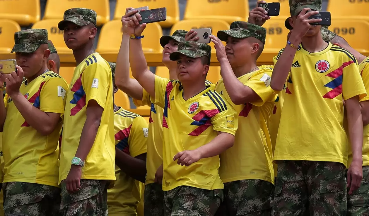 Miembros del Ejército Nacional esperando a los jugadores de Colombia en El Campín