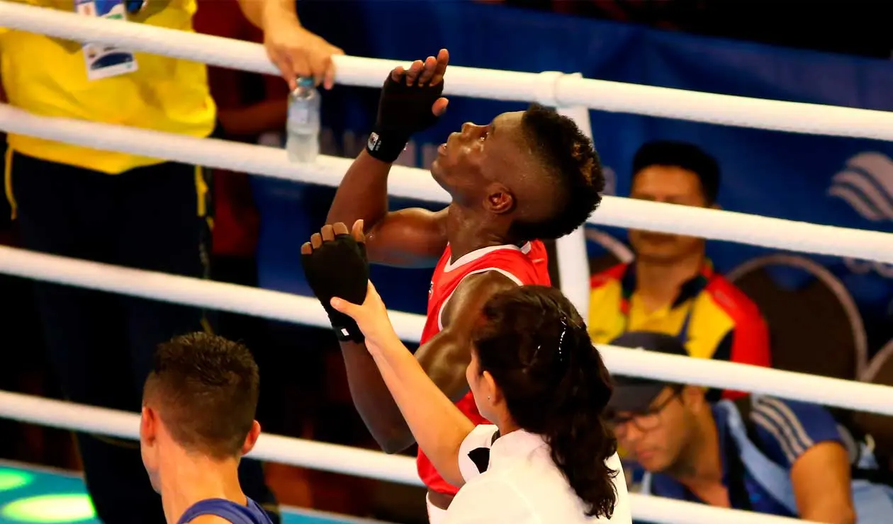 Yuberjen Martínez de Colombia celebra su victoria ante Oscar Collazo de Puerto Rico en los Juegos Centroamericanos y del Caribe Barranquilla 2018
