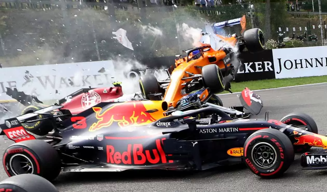 Fernando Alonso tras el choque con el alemán Nico Hülkenberg en el Gran Premio de Bélgica de Fórmula 1  