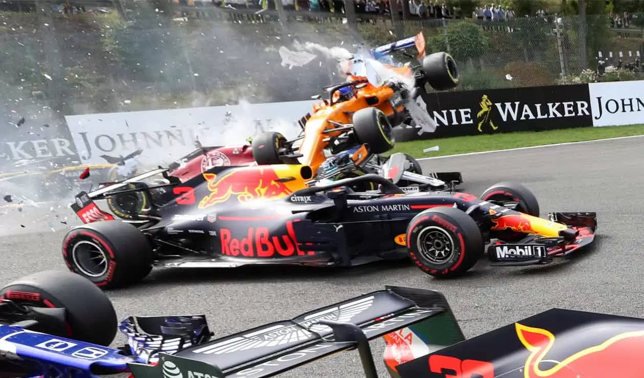 Fernando Alonso rebasa al auto de Daniel Ricciardo en el Gran Premio de Bélgica de Fórmula 1   