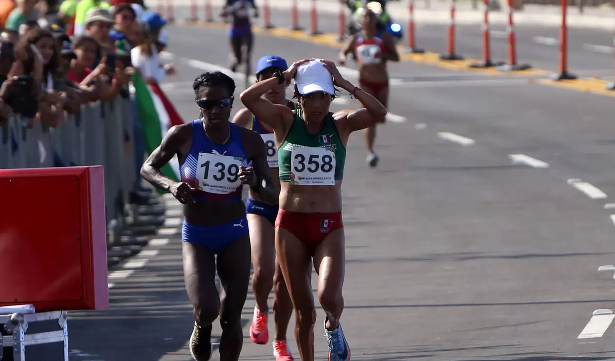 Varias atletas durante la prueba femenina de la maratón de los Juegos Centroamericanos y del Caribe Barranquilla 201