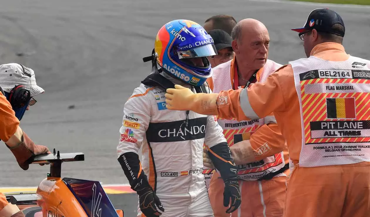 Fernando Alonso es atendido luego de su accidente en la primera vuelta del Gran Premio de Bélgica  