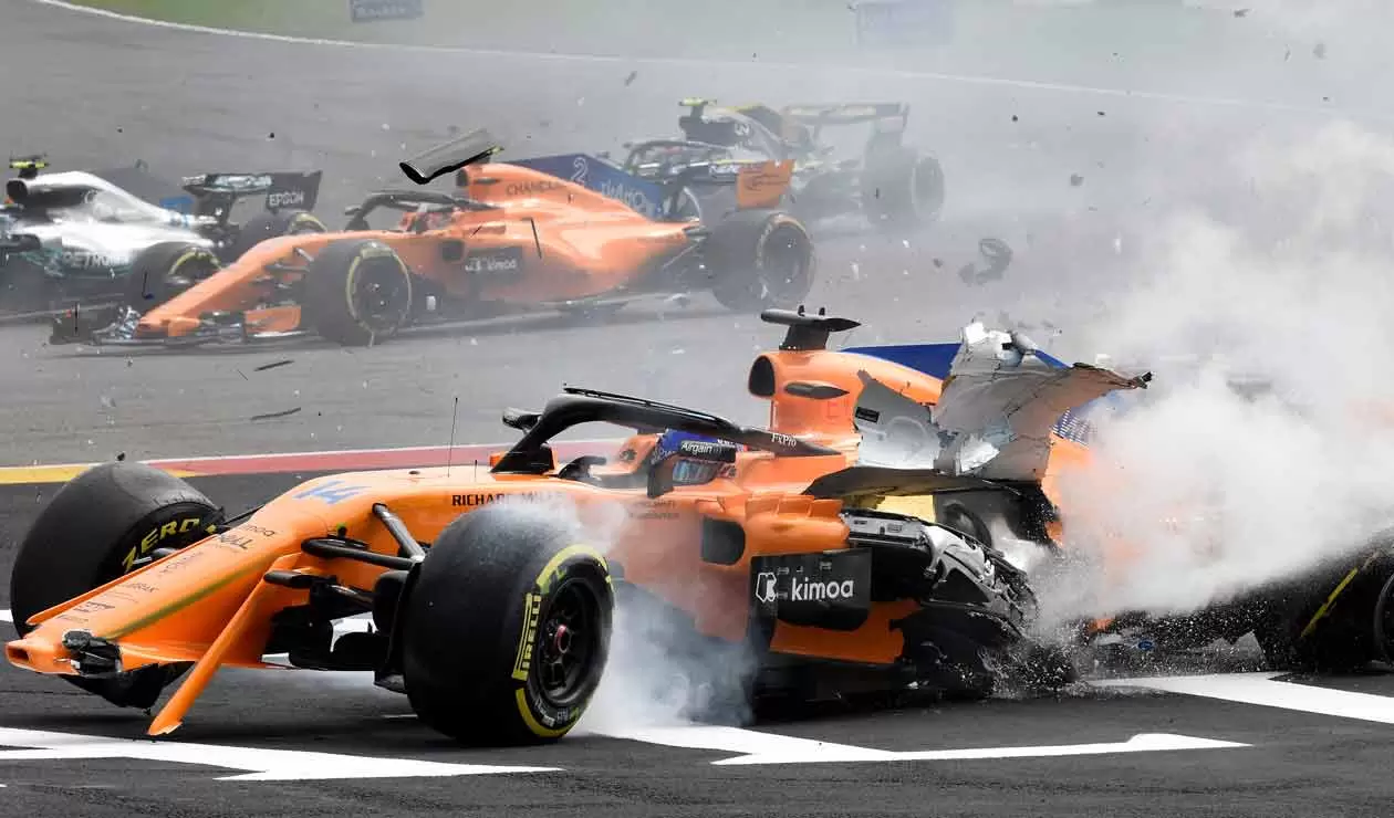 Fernando Alonso después de consumarse el choque con el alemán Nico Hülkenberg en el Gran Premio de Bélgica de Fórmula 1   