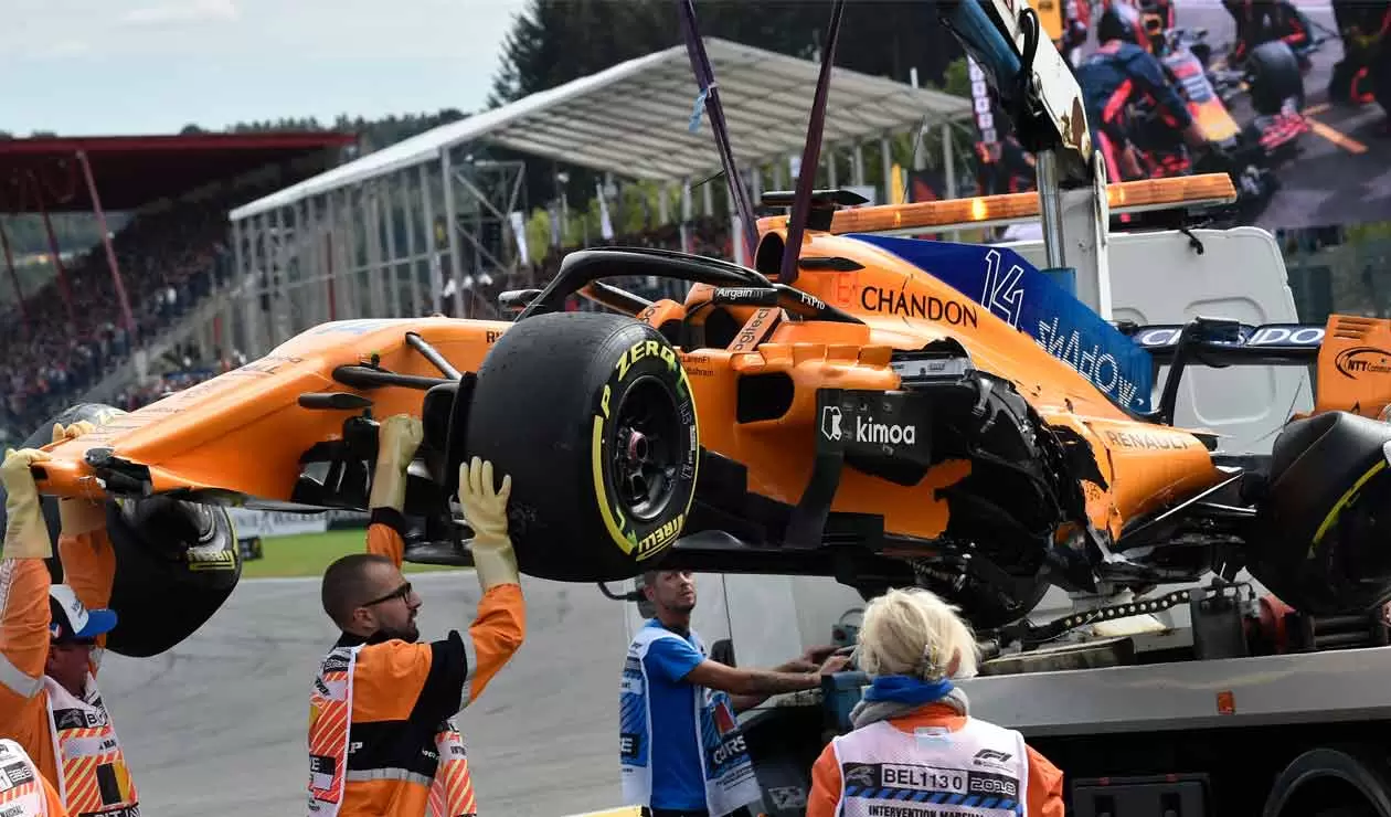 El auto de Fernando Alonso cuando fue retirado de la pista tras el duro accidente en el Gran Premio de Bélgica  