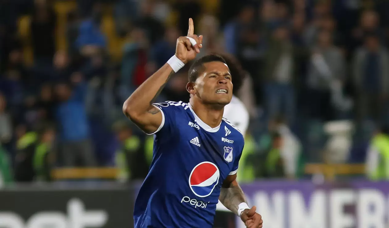 Ayron del Valle celebrando el 3-0 de Millonarios ante General Díaz en la Copa Sudamericana
