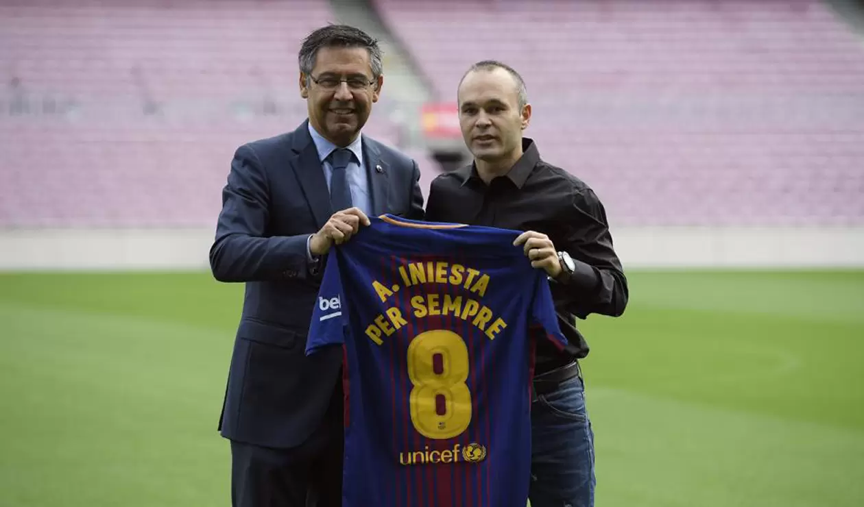 Josep Maria Bartomeu y Andrés Iniesta en el Camp Nou