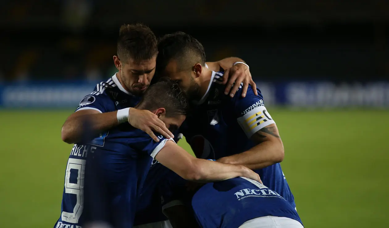 Millonarios celebrando el gol de Ayron del Valle ante General Díaz en la Copa Sudamericana