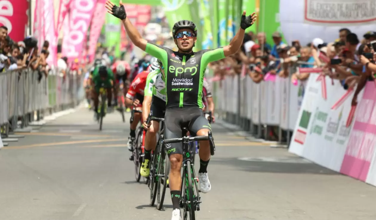 Diego Ochoa del EPM-Scott llegando a la meta en Armenia durante la Vuelta a Colombia 2018