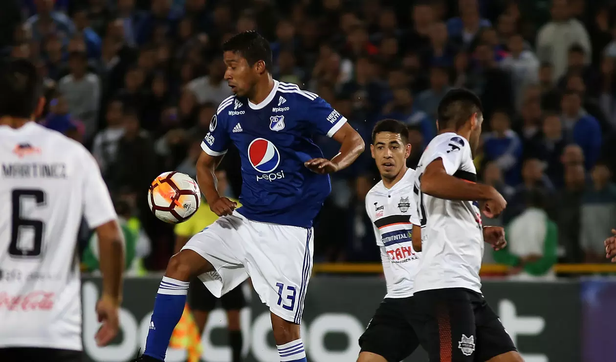 Cristian Marrugo controla ante la presión de un jugador de General Díaz en la Copa Sudamericana