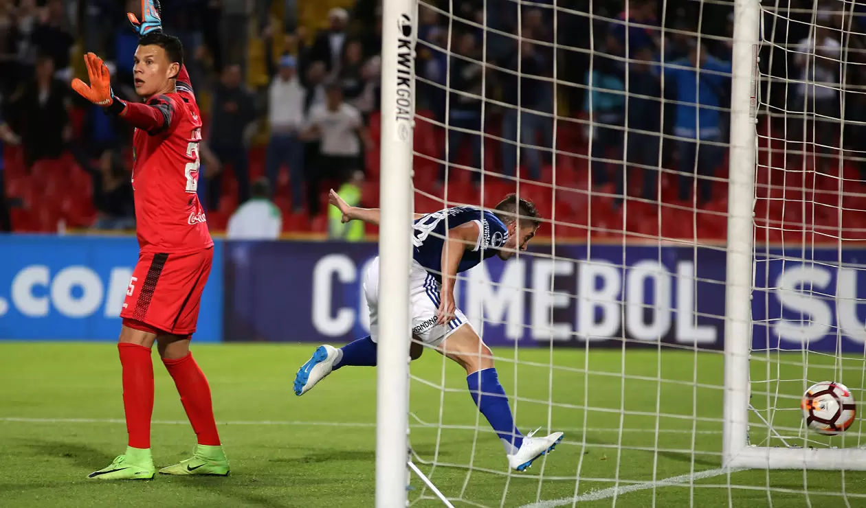 Gabriel Hauche la empuja con el pecho para el primer gol de Millonarios ante General Díaz en la Copa Sudamericana