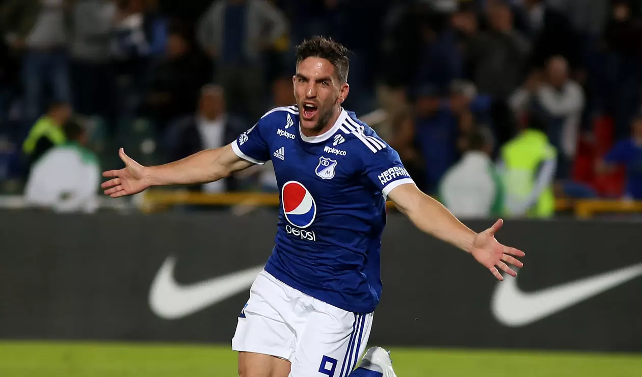 Gabriel Hauche celebra el primer gol de Millonarios ante General Díaz en la Copa Sudamericana 