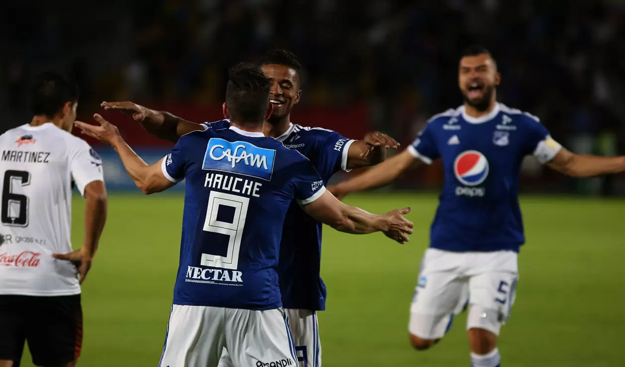 Gabriel Hauche celebra con César Carrillo el primer gol de Millonarios ante General Díaz