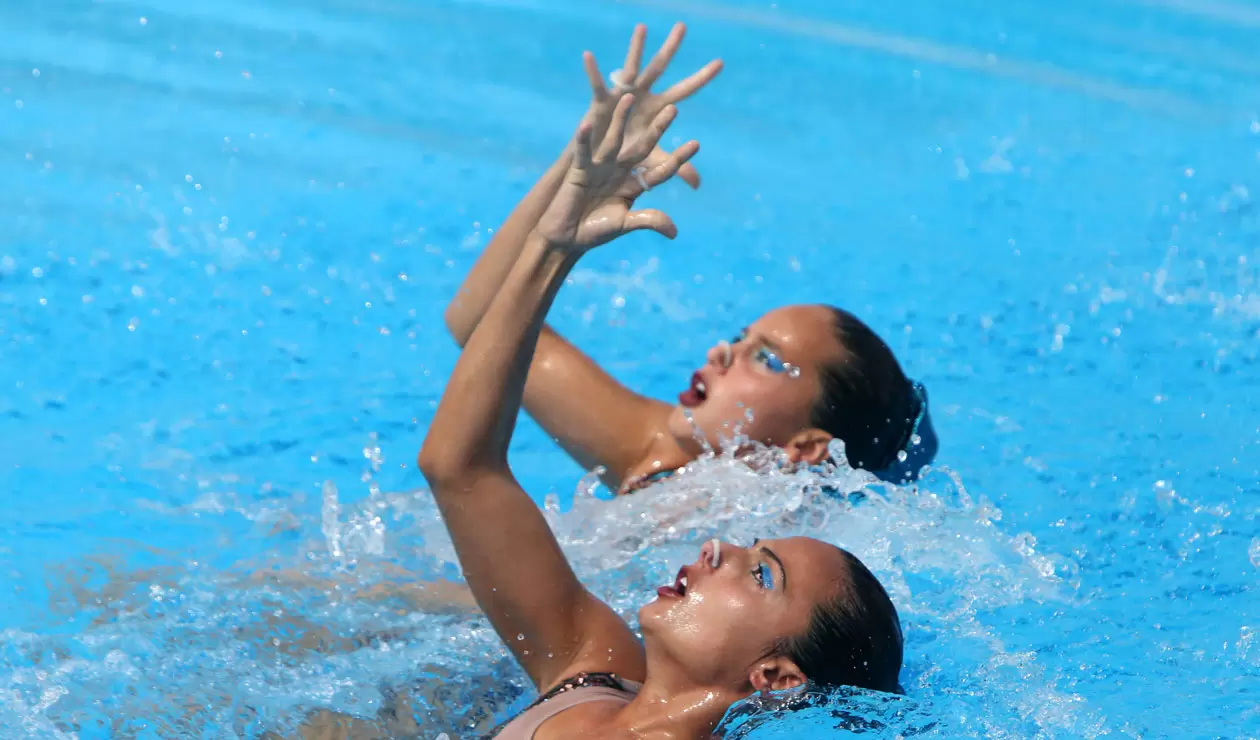 Dos competidoras colombianas en la prueba de nado sincronizado de los Juegos Centroamericanos y del Caribe Barranquilla 2018  