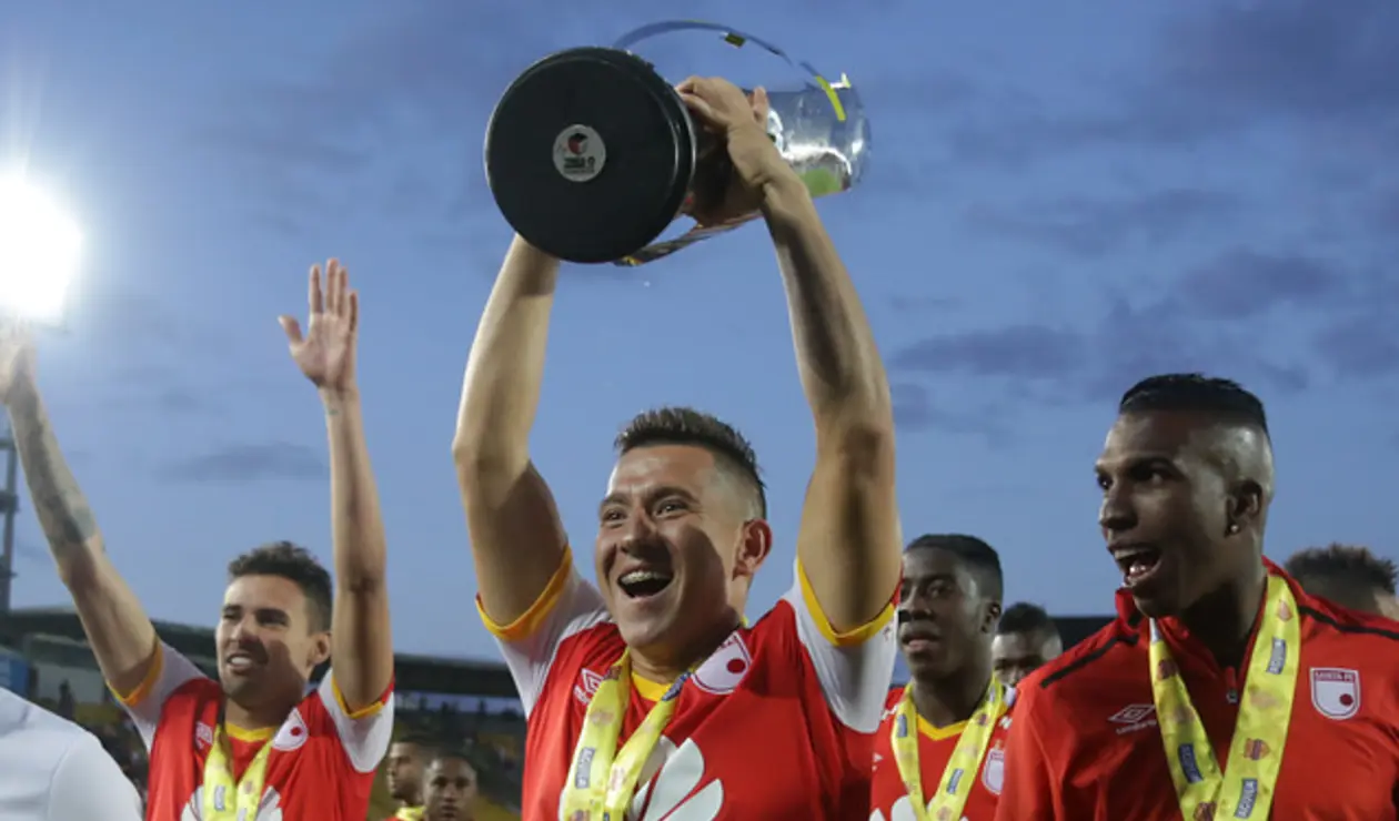Daniel Buitrago en la celebración de la Superliga 2017 con Santa Fe