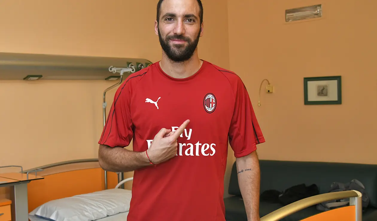 Gonzalo Higuaín en el reconocimiento médico con el Milan