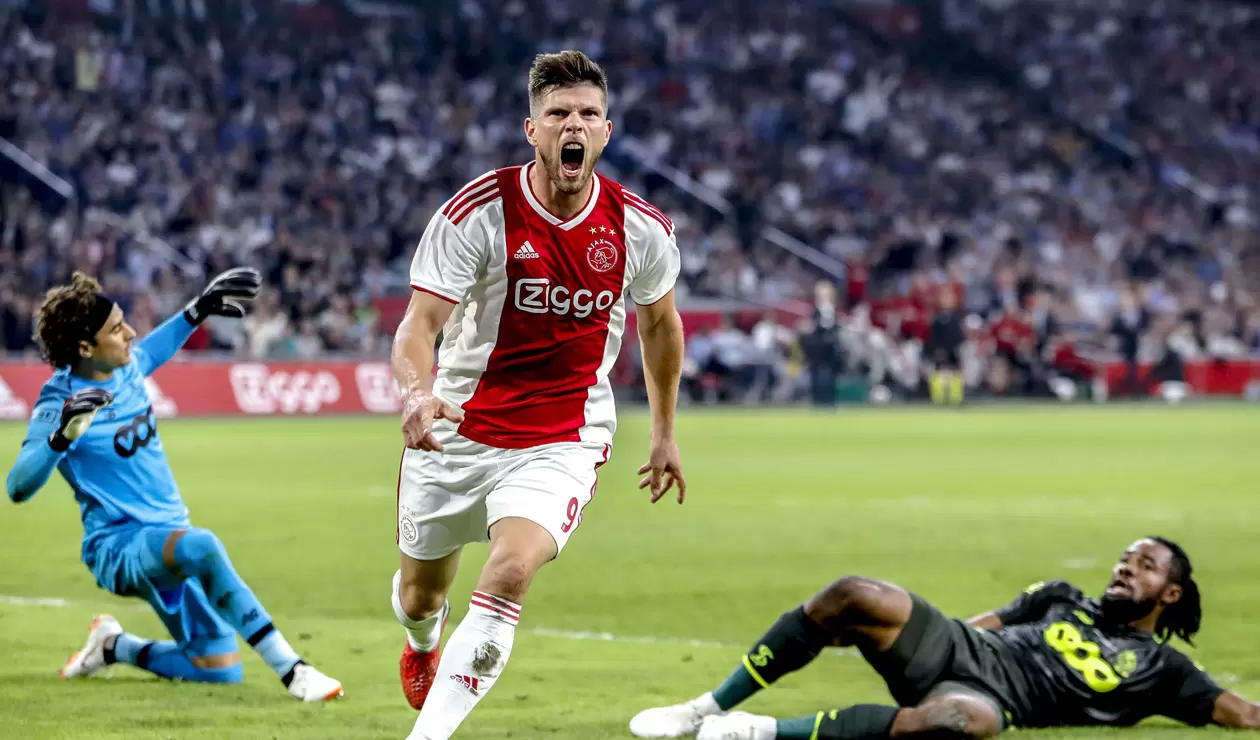 Klaas-Jan Huntelaar celebrando un gol con el Ajax en el repechaje a la fase de grupos de la Champions League, edición 2018/2019