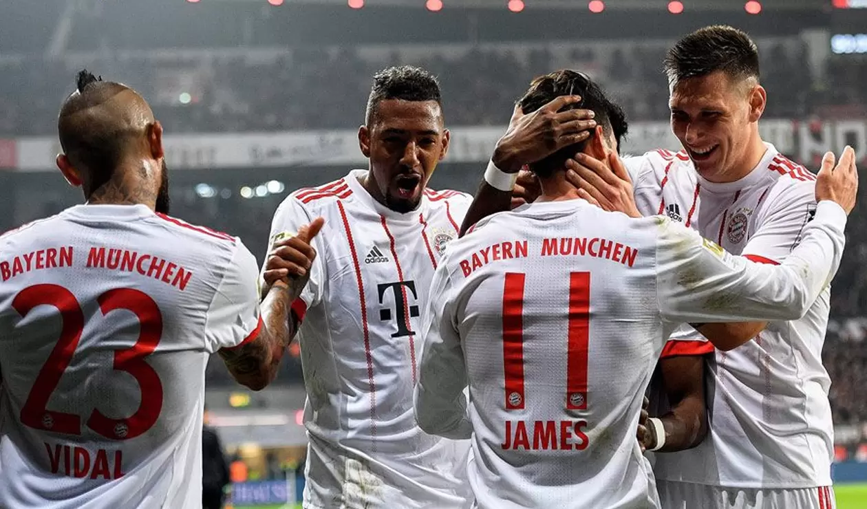 James Rodríguez celebrando un gol con sus compañeros del Bayern Múnich