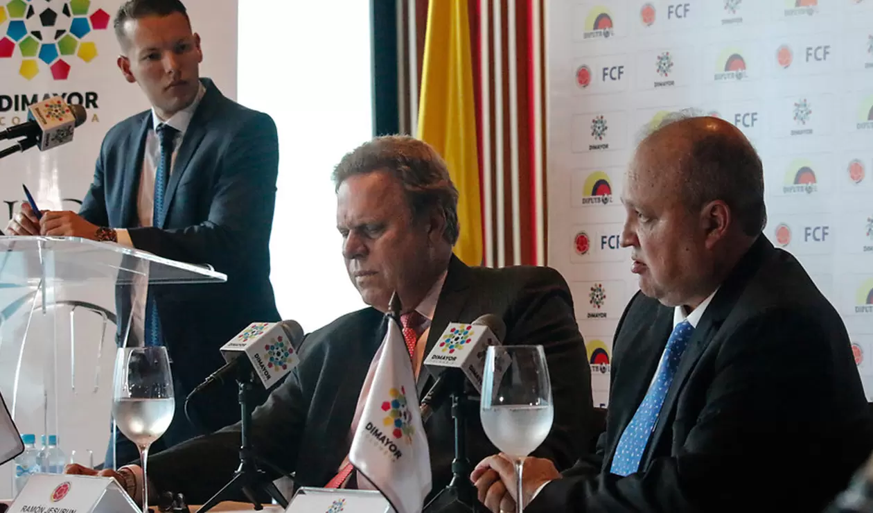 En la mesa: Ramón Jesurún, presidente de la FCF (izd) y Jorge Enrique Vélez, presidente de la Dimayor (der)