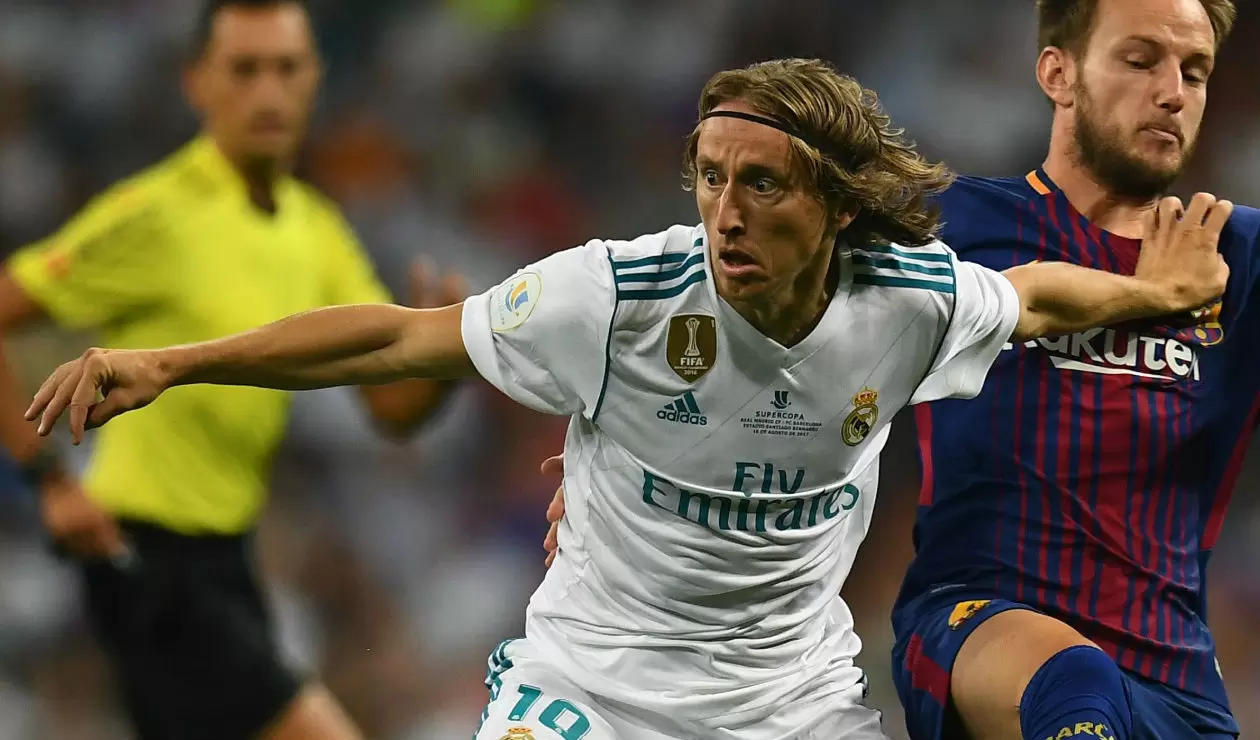 Luka Modric e Iván Rakitic en un clásico entre Real Madrid y Barcelona