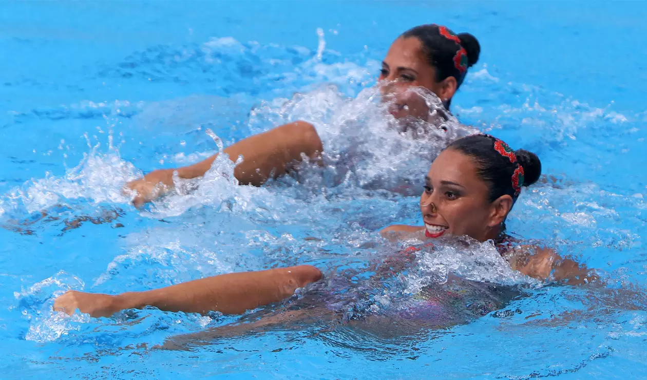 Dos competidoras mexicanas en la prueba de nado sincronizado de los Juegos Centroamericanos y del Caribe Barranquilla 2018 