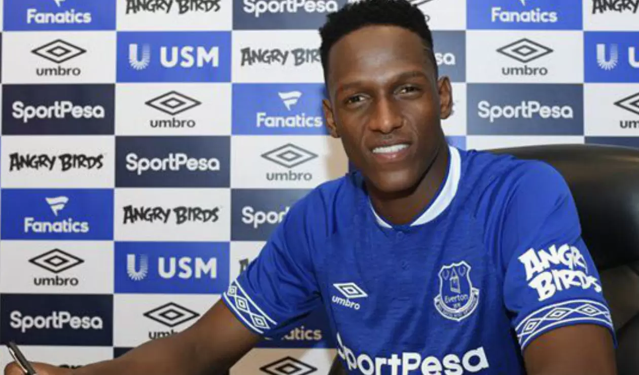 Yerry Mina firmando su contrato con el Everton