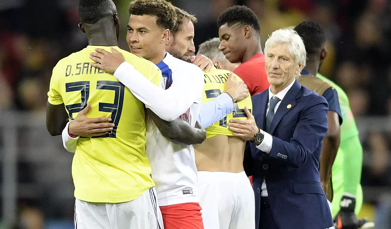 Pékerman acercándose al plantel de Inglaterra tras el juego ante Colombia en Rusia 2018