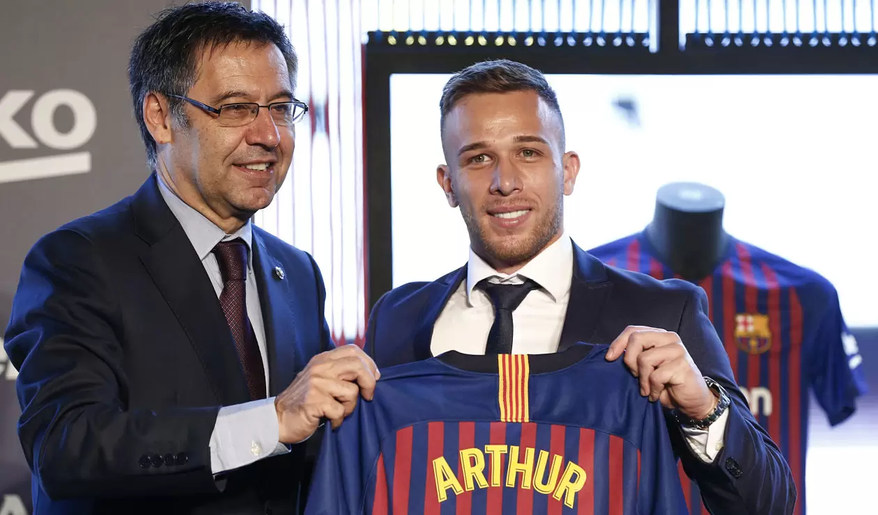 Arthur posa con el presidente del Barcelona Josep Maria Bartomeu