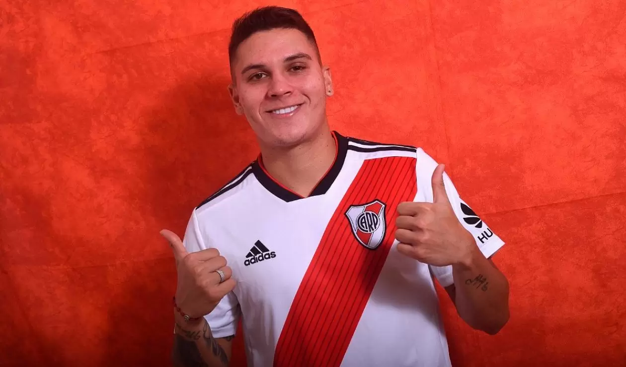Juan Fernando Quintero posa con la nueva indumentaria de River Plate 