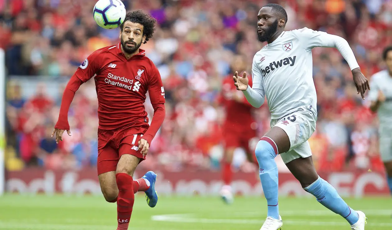 Mohamed Salah disputando un balón
