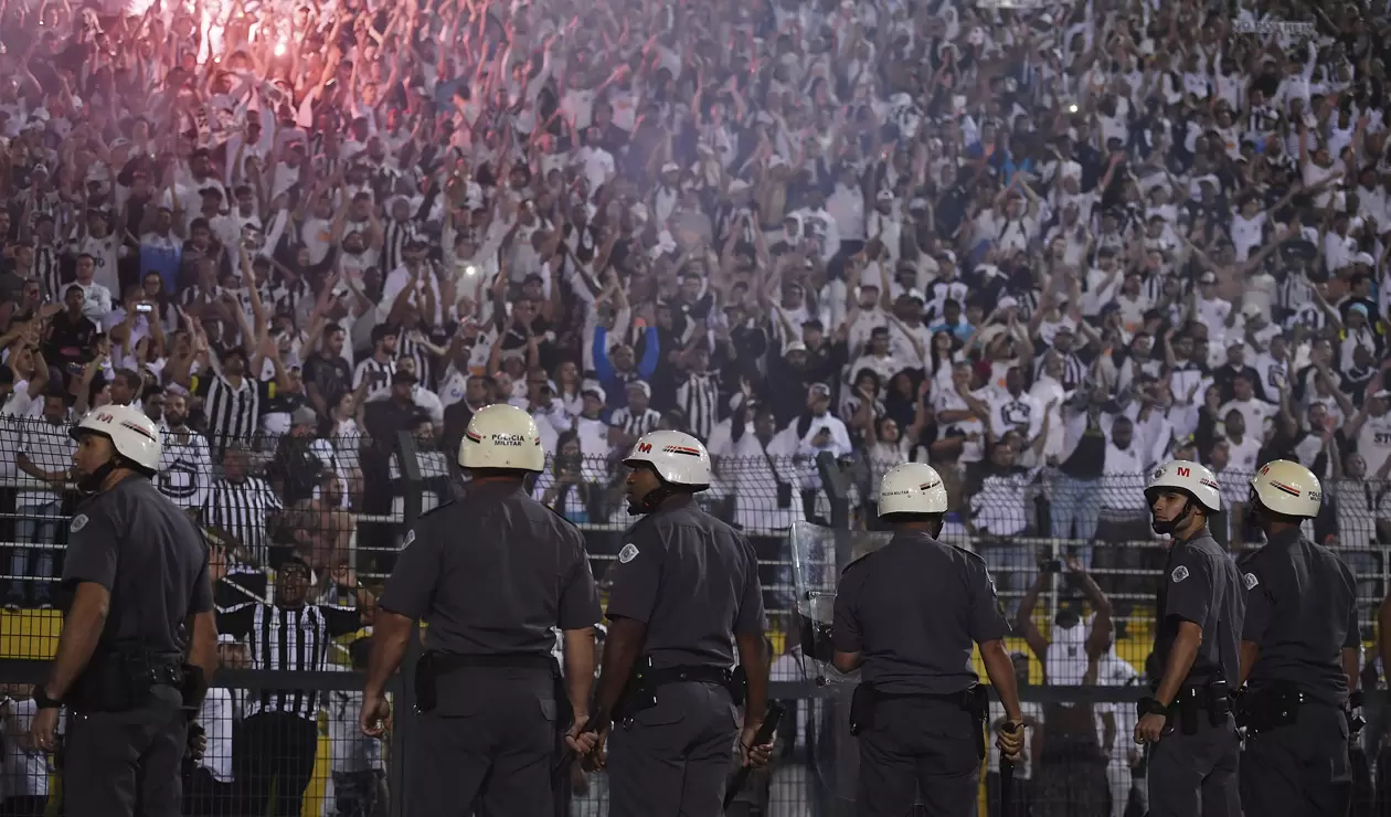 Copa Libertadores: Independiente eliminó a Santos con protesta violenta de hinchas