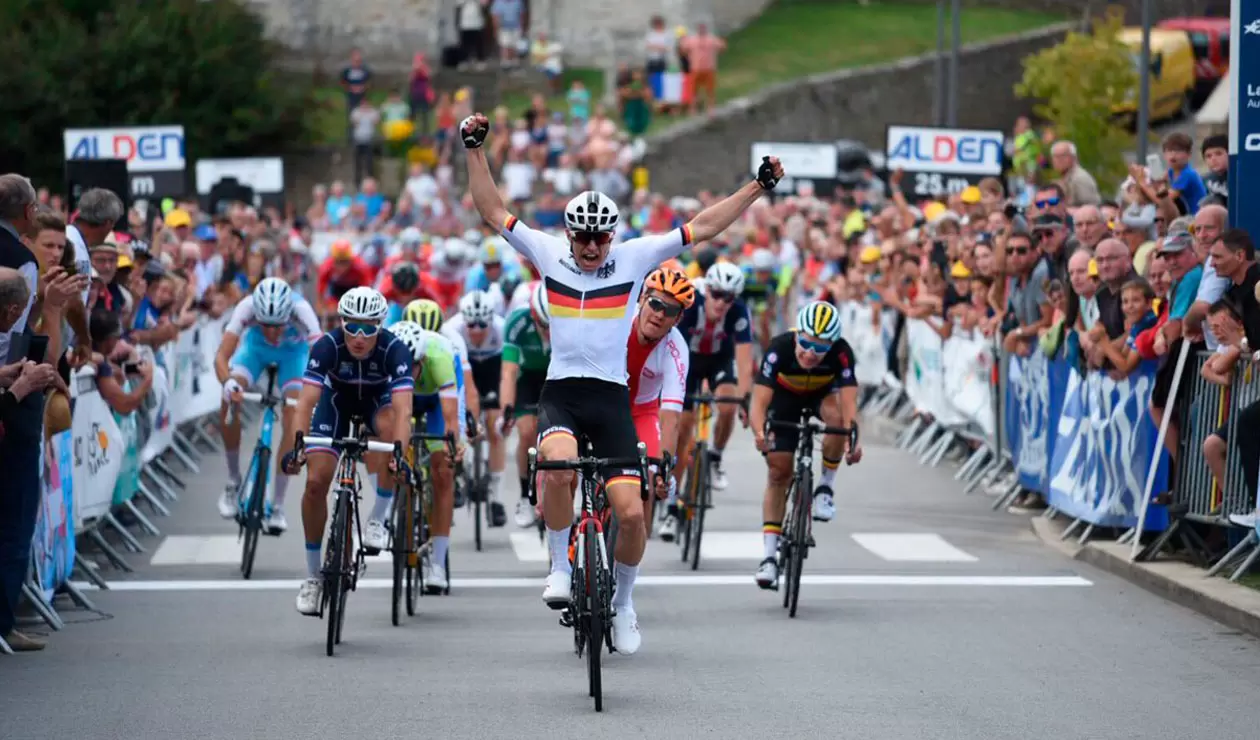 El alemán Max Kanter ganando la primera etapa del Tour de l'Avenir