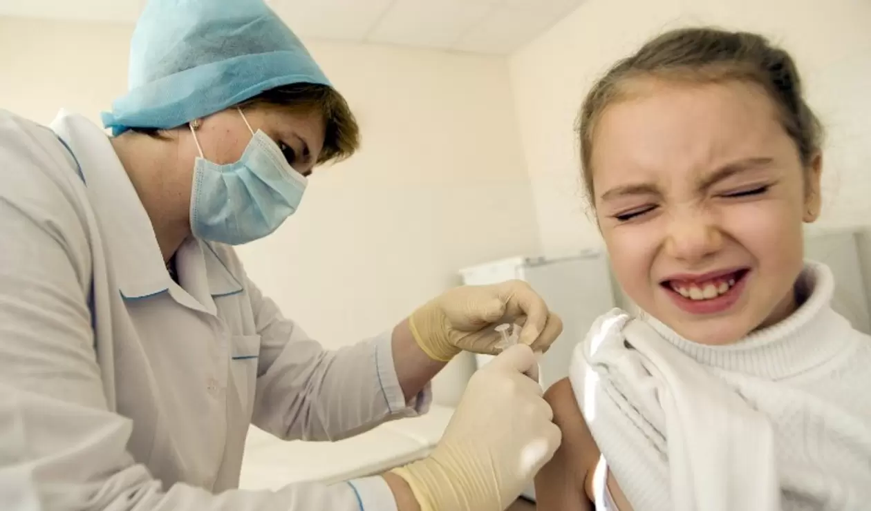 Vacunación de niña