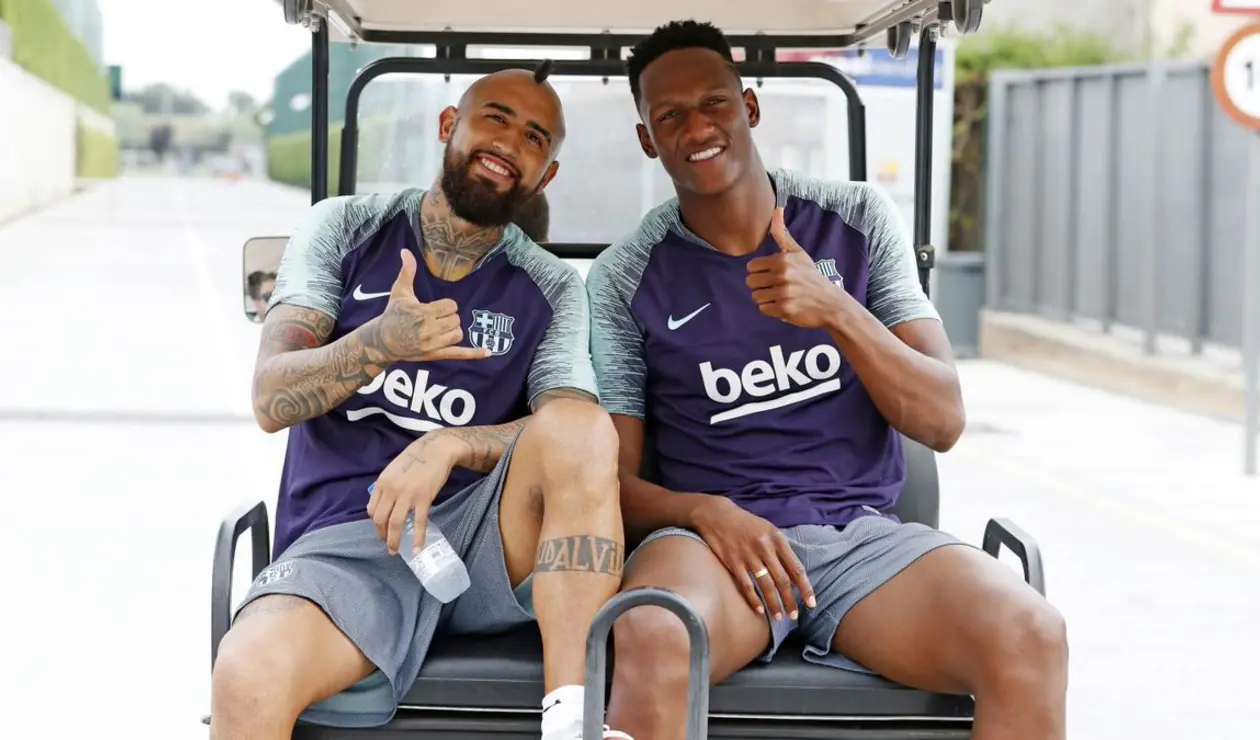 Arturo Vidal y Yerry Mina en un entrenamiento del FC Barcelona