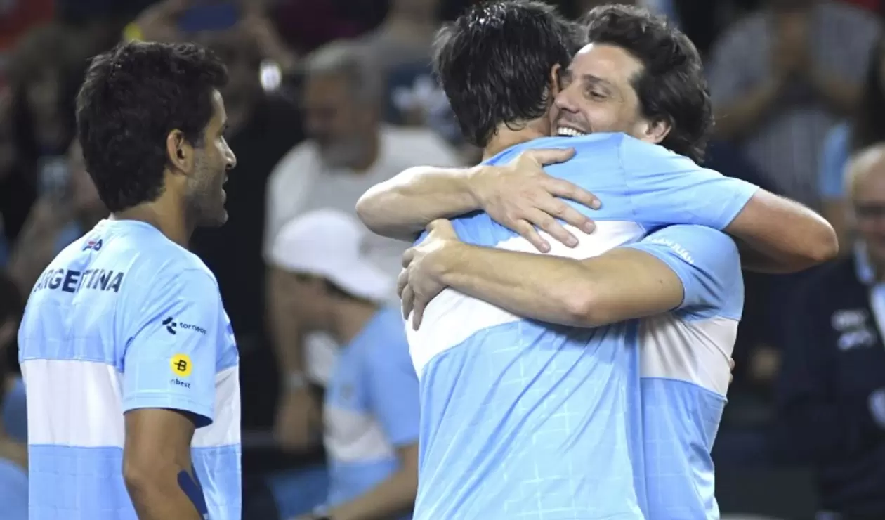 Selección Argentina celebrando victoria ante Colombia en Copa Davis
