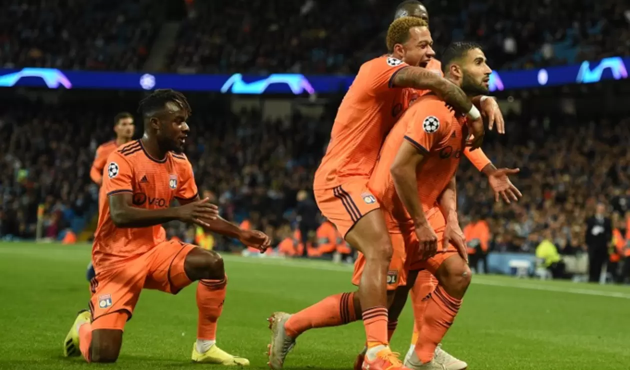 El conjunto de Lyon celebra su anotación en la Liga de Campeones ante el City