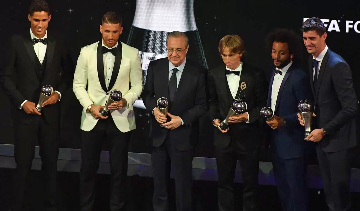 El presidente del Real Madrid junto al resto de jugadores 'merengues' presentes en la gala de los premios The Best organizada por la FIFA 