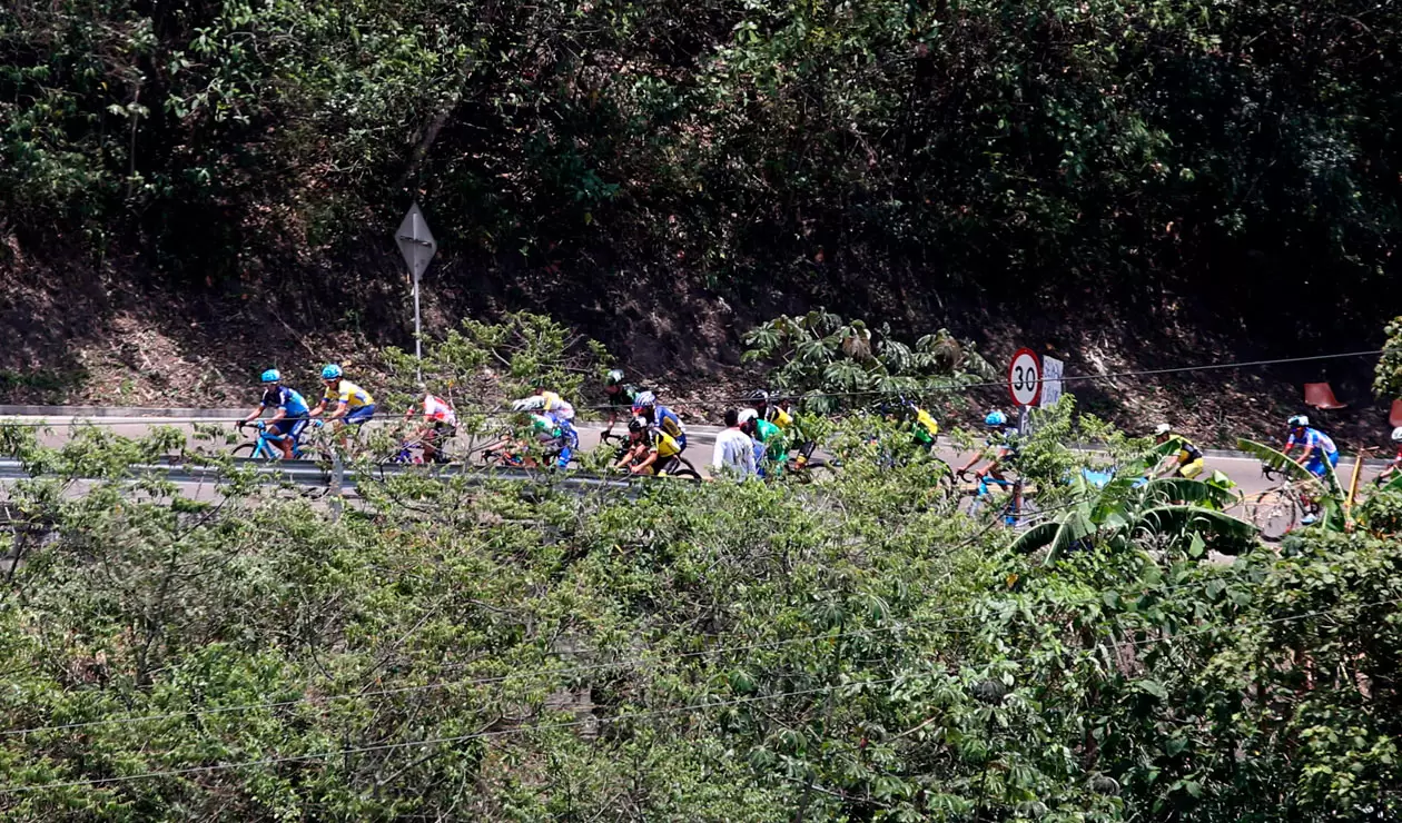 Los corredores en los kilómetros finales de la sexta etapa del Clásico RCN